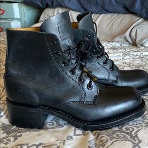 Frye vibram Roccia sz 8